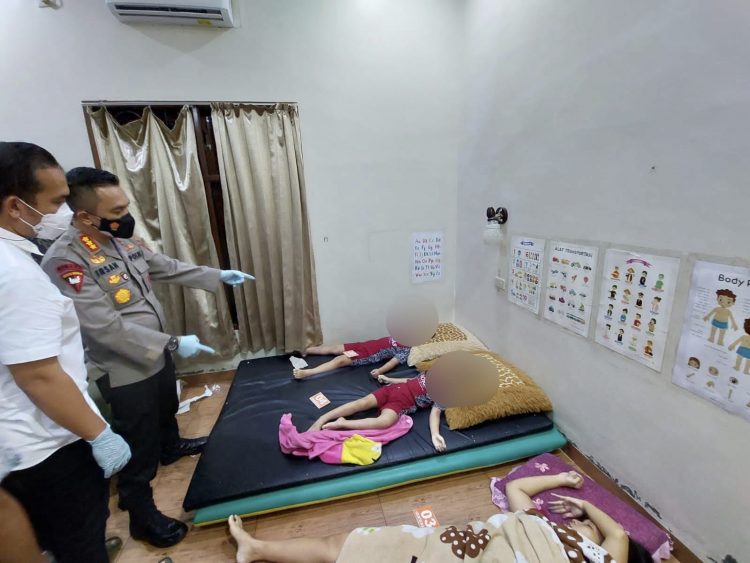 Ketiga korban saat dievakuasi pihak Polresta Deliserdang, Rabu (6/4).