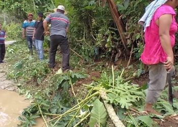 Staf kantor Camat Siempat Nempu Hilir bersama Karang Taruna saat giat gotongroyong, Jumat (8/4).