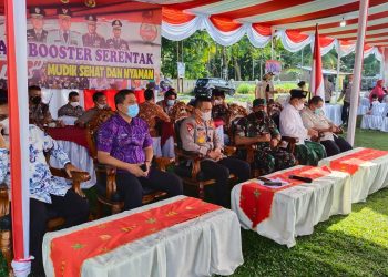 Kapolresta Deliserdang, Kombes. Pol. Irsan Sinuhaji bersama forkopimda lainya saat giat vaksinasi massal, Sabtu (9/4).