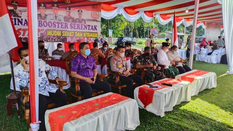 Kapolresta Deliserdang, Kombes. Pol. Irsan Sinuhaji bersama forkopimda lainya saat giat vaksinasi massal, Sabtu (9/4).