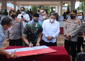 Wakil Bupati Deliserdang H. Ali Yusuf Siregar bersama Forkopimda saat penandatanganan pakta integritas Pilkades damai, Jumat (8/4).