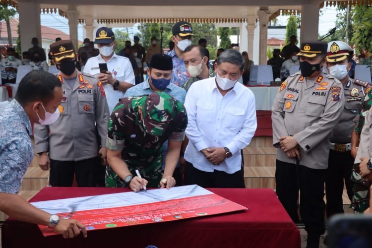 Wakil Bupati Deliserdang H. Ali Yusuf Siregar bersama Forkopimda saat penandatanganan pakta integritas Pilkades damai, Jumat (8/4).