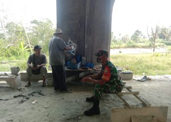 Babinsa Tigalingga, Serka S Lumban Gaol saat komsos bersama warga binaan, Sabtu (9/4).