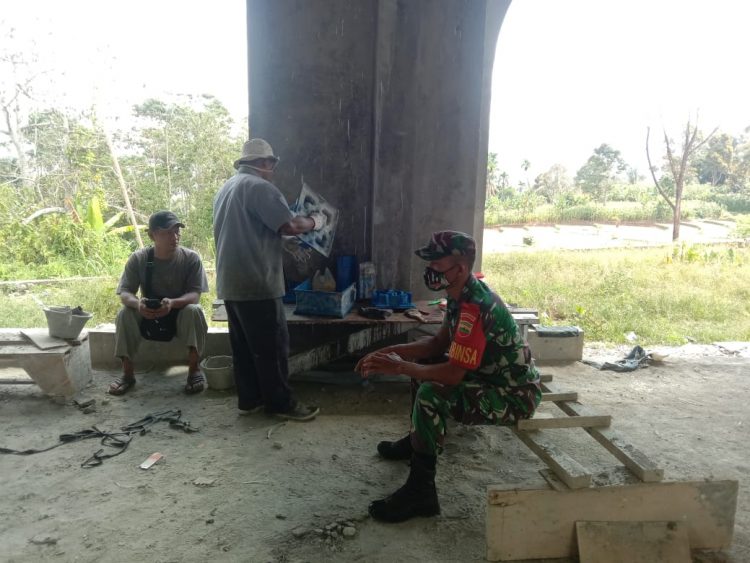 Babinsa Tigalingga, Serka S Lumban Gaol saat komsos bersama warga binaan, Sabtu (9/4).