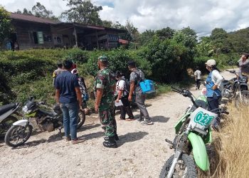 Babinsa, Bhabinkamtibmas dan Nakes serta Aparat Desa saat vaksinasi door to door, Senin (11/4).