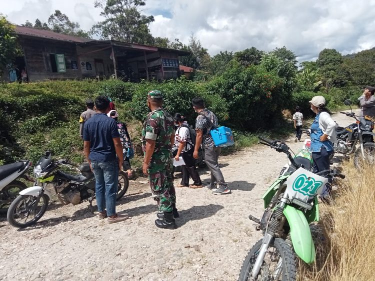 Babinsa, Bhabinkamtibmas dan Nakes serta Aparat Desa saat vaksinasi door to door, Senin (11/4).