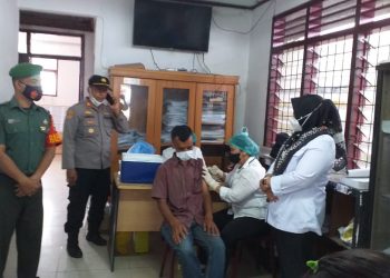 Babinsa koramil 02/ Sidikalang jajaran Kodim 0206/ Dairi, Serma Zulkarnain mendampingi pelaksanaan vaksinasi, Senin (11/4).