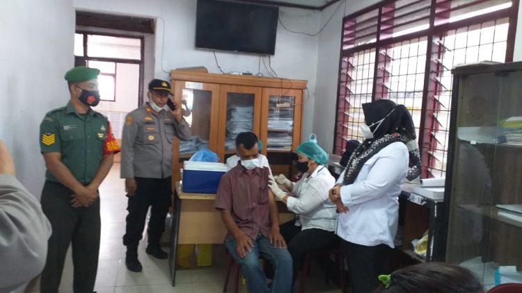 Babinsa koramil 02/ Sidikalang jajaran Kodim 0206/ Dairi, Serma Zulkarnain mendampingi pelaksanaan vaksinasi, Senin (11/4).
