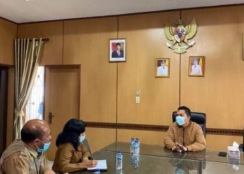 Wakil Bupati Dairi, Jimmy Sihombing saat meminta keterangan Dinas PUTR, Senin (11/4).