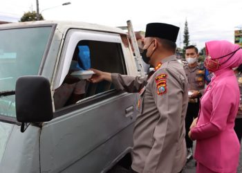 Kapolres Dairi, AKBP Wahyudi didampingi Kepala Cabang Bhayangkari Dairi saat berbagi takjil dan nasi kotak berbuka puasa, Senin (11/4).