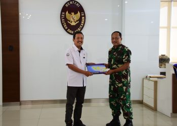 Menteri Kelautan dan Perikanan RI, Sakti Wahyu Trenggono menerima kunjungan kerja Komandan Pusat Hidro - Oseanografi TNI AL (Danpushidrosal) Laksamana Madya TNI Nurhidayat, Senin (11/4).