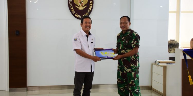 Menteri Kelautan dan Perikanan RI, Sakti Wahyu Trenggono menerima kunjungan kerja Komandan Pusat Hidro - Oseanografi TNI AL (Danpushidrosal) Laksamana Madya TNI Nurhidayat, Senin (11/4).