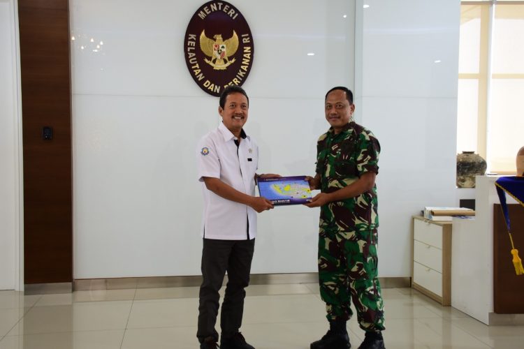 Menteri Kelautan dan Perikanan RI, Sakti Wahyu Trenggono menerima kunjungan kerja Komandan Pusat Hidro - Oseanografi TNI AL (Danpushidrosal) Laksamana Madya TNI Nurhidayat, Senin (11/4).