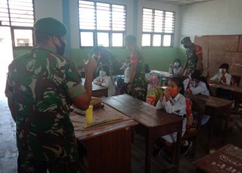 Babinsa Koramil 01/ Lawe Sigalagala, Serka B Perangin Angin saat sambangi siswa/i SD, Selasa (12/4).