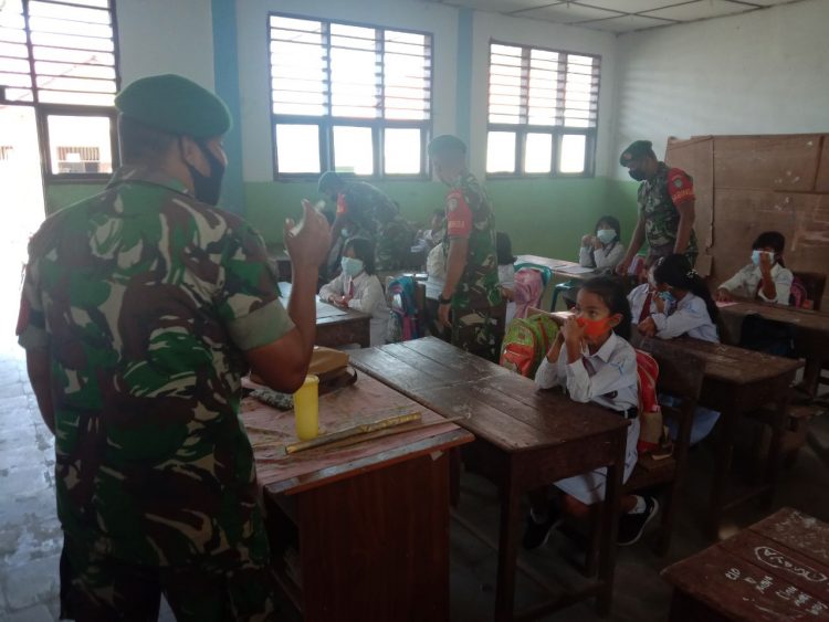 Babinsa Koramil 01/ Lawe Sigalagala, Serka B Perangin Angin saat sambangi siswa/i SD, Selasa (12/4).