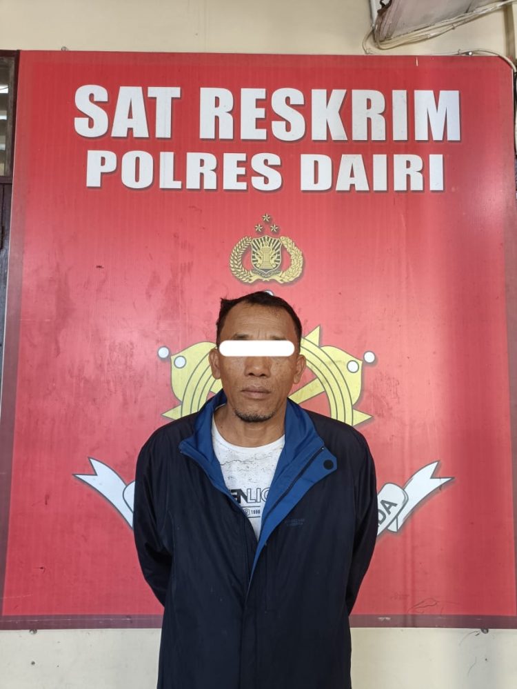 RS saat diamankan di Polres Dairi, Senin (11/4).