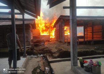 Kobaran api saat melahap 7 kios pajak Sipahutar, Selasa (12/4).