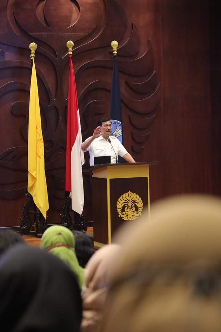 Menko Maritim dan Investasi, Luhut Binsar Pandjaitan saat memberikan kuliah umum di UI Depok, Selasa (12/4).