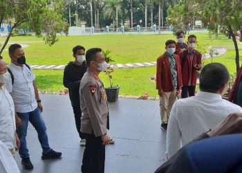 Kapolresta Deliserdang Kombes Pol Irsan Sinuhaji SIK, MH, Ketua DPRD Deliserdang Zakky Shahri SH, Kasat Intel Polresta Deliserdang, Kasubbag Dal Ops Polresta Deliserdang, Asisten 1 Kabupateb Deliserdang  saat hadapi aksi demo Cipayung Plus, Selasa (12/4).
