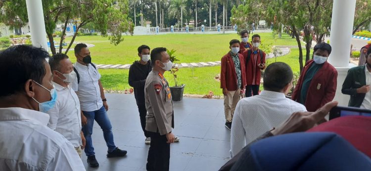 Kapolresta Deliserdang Kombes Pol Irsan Sinuhaji SIK, MH, Ketua DPRD Deliserdang Zakky Shahri SH, Kasat Intel Polresta Deliserdang, Kasubbag Dal Ops Polresta Deliserdang, Asisten 1 Kabupateb Deliserdang  saat hadapi aksi demo Cipayung Plus, Selasa (12/4).