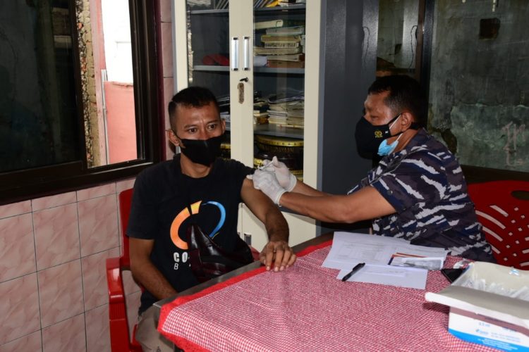 Nakes Pushidrosal saat giat vaksinasi di Lagoa, Selasa (12/4).