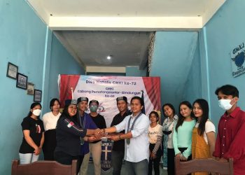 Ketua GMKI Siantar - Simalungun, Juwita Panjaitan bersama rekan saat menyerahkan SK panitia Mapper kepada Ketua Panitia, Andry Napitupulu, Selasa (12/4).