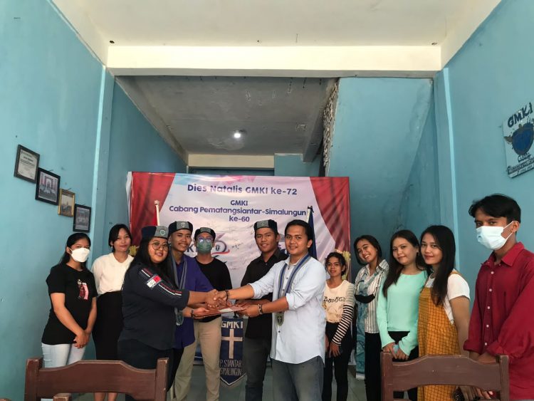 Ketua GMKI Siantar - Simalungun, Juwita Panjaitan bersama rekan saat menyerahkan SK panitia Mapper kepada Ketua Panitia, Andry Napitupulu, Selasa (12/4).