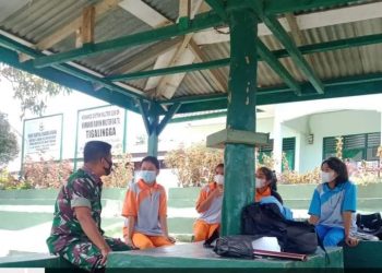 Babinsa Tigalingga, Serda J. Koto saat giat pemahaman wawasan kebangsaan bagi siswa  SMAN 1 Tigalingga, Rabu (13/4).