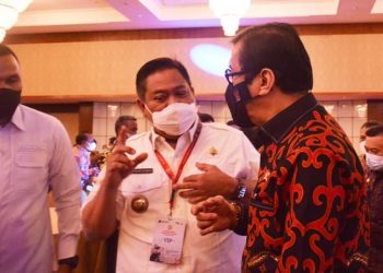 Bupati Dairi, Dr. Eddy KA Berutu saat berbincang dengan Menteri Hukum dan HAM, Yasonna Laoly, Rabu (13/4).