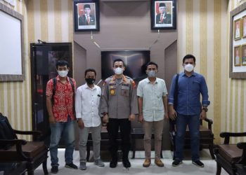 Ketua Mayday Deliserdang, Donald Sitorus bersama Kapolresta Deliserdang, Kombes Pol. Irsan Sinuhaji didampingi Kasat Intelkam, AKP Syahrial saat audiens dan silaturahmi, Kamis (14/4).