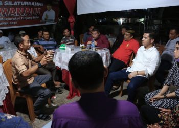 Bane Raja Manalu bersama masyarakat Kabupaten Asahan saat buka puasa bersama, Kamis malam (14/4).