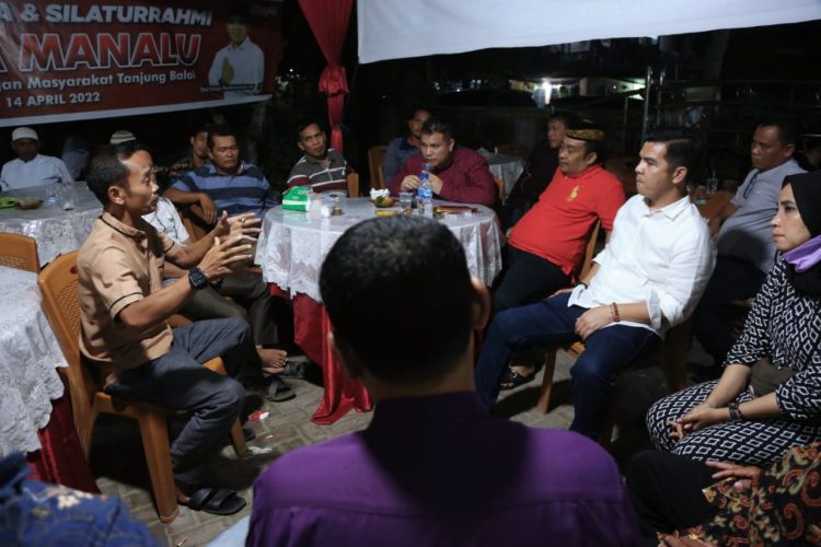 Bane Raja Manalu bersama masyarakat Kabupaten Asahan saat buka puasa bersama, Kamis malam (14/4).