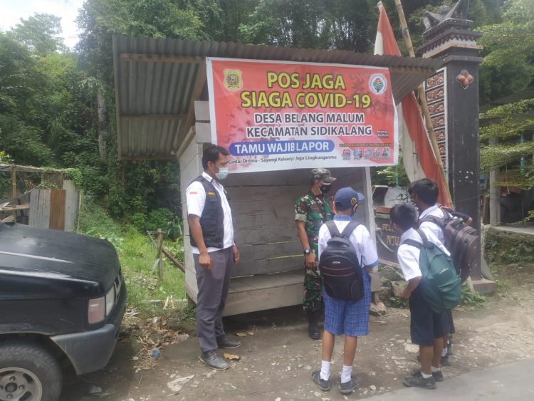 Babinsa, Serda RJ Sitorus saat komsos kepada pelajar, Kamis (14/4).