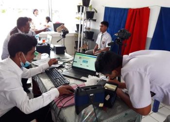 Dukcapil Dairi saat rekam e- KTP bagi siswa/i SMA Negeri 1 Sumbul, Rabu (13/4).