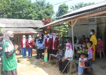 Aliansi Mahasiswa Kepri saat bagi bagi sembako untuk warga Tanjungpinang, Kamis (14/4).