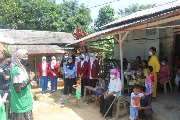 Aliansi Mahasiswa Kepri saat bagi bagi sembako untuk warga Tanjungpinang, Kamis (14/4).