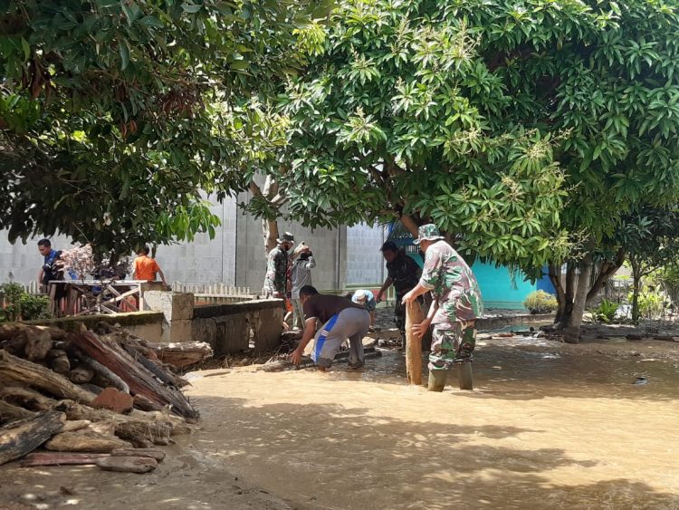 Danramil 02/ Bambel, Kapten Inf Aspudin bersama anggota dan warga saat bersih bersih pasca banjir, Sabtu (16/4).