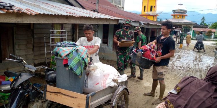 Danposramil Lawe Sumur, Peltu Sabrizen bersama jajaran saat bantu warga terdampak banjir evakuasi barang berharga, Sabtu (16/4).