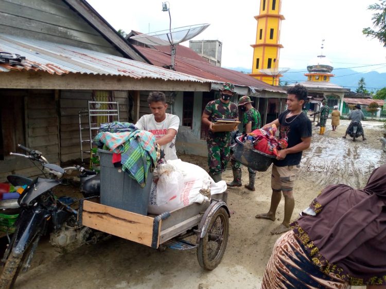 Danposramil Lawe Sumur, Peltu Sabrizen bersama jajaran saat bantu warga terdampak banjir evakuasi barang berharga, Sabtu (16/4).