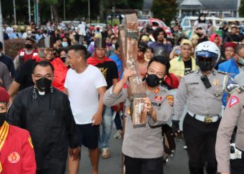 Kapolres Pematangsiantar, AKBP Boy Sutan Binanga Siregar saat prosesi pikul salib perayaan paskah oikumene, Jumat (15/4).