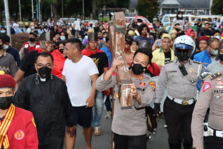 Kapolres Pematangsiantar, AKBP Boy Sutan Binanga Siregar saat prosesi pikul salib perayaan paskah oikumene, Jumat (15/4).