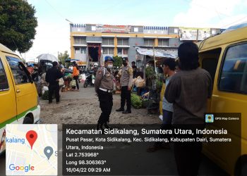 Dirut PD Pasar Sidikalang Jhon Tony Dabutar SH bersama Kanit Binmas Polsek Sidikalang Kota AIPDA Rony Tumanggor serta Kanit Reskrim Polsek Sidikalang Kota AIPDA Jefri Sirait saat memberikan himbauan, Sabtu (16/4).