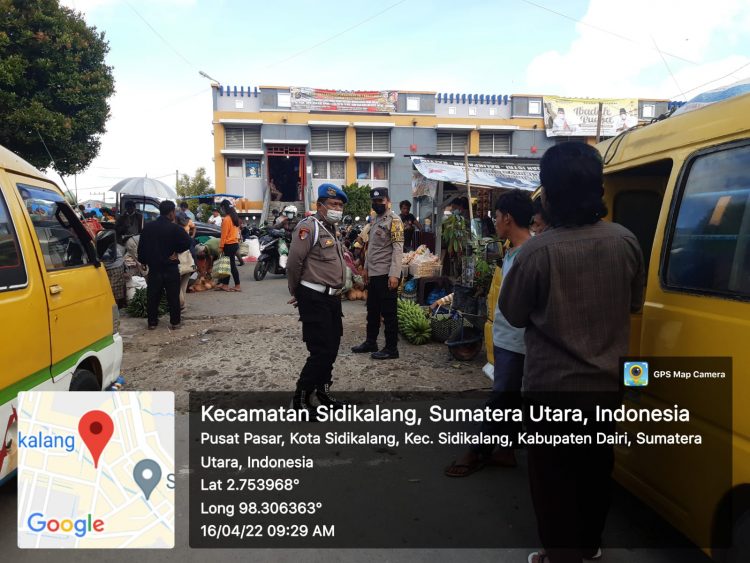 Dirut PD Pasar Sidikalang Jhon Tony Dabutar SH bersama Kanit Binmas Polsek Sidikalang Kota AIPDA Rony Tumanggor serta Kanit Reskrim Polsek Sidikalang Kota AIPDA Jefri Sirait saat memberikan himbauan, Sabtu (16/4).