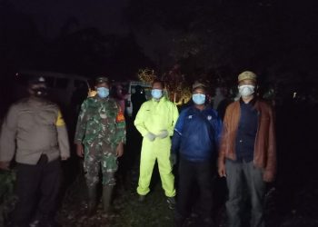 Babinsa Koramil 03/ Parongil, Sertu Ekawadi Saragih bersama anggota Bhabinkamtibmas dan satgas Covid- 19 melakukan pengawalan dan pengamanan prosesi pemakaman jenazah pasien positif virus corona atau Covid- 19, Sabtu (16/4).