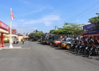 Kabag Logistik Polresta Deliserdang, Kompol Sudaryanto saat cek kendaraan dinas jelang Pilkades serentak, Sabtu (16/4).