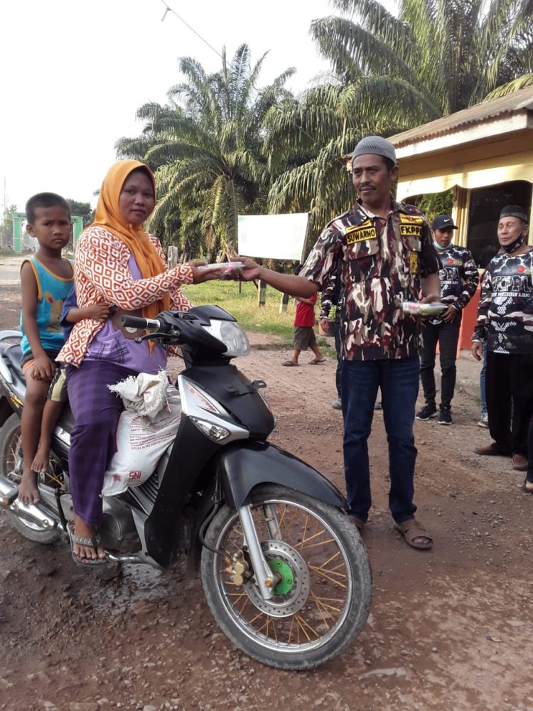 FKPPI Sub Rayon Perkebunan Ajamu saat berbagi takjil, Minggu (17/4)