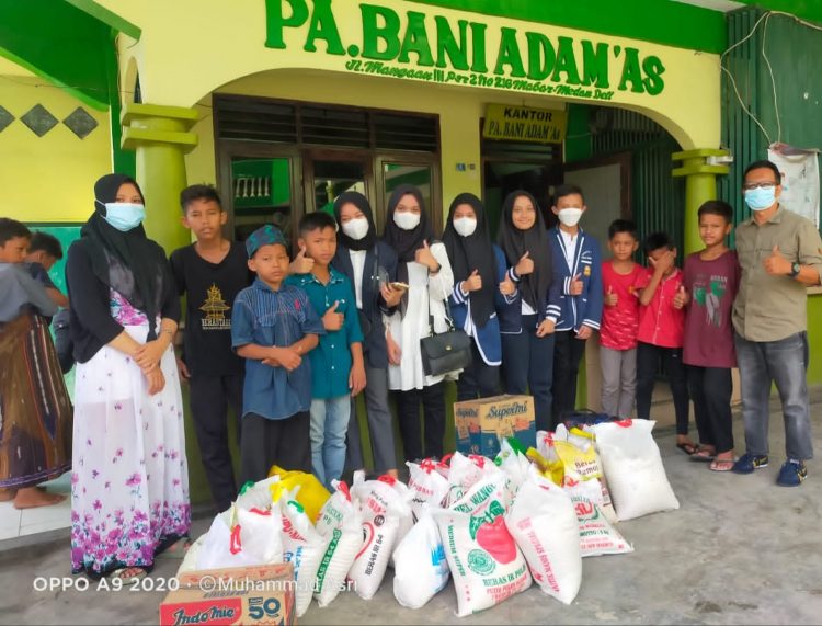 SMPN 7 Medan saat bagikan sembako di PA. Bani Adam, Sabtu (16/4).