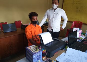 Jubel Friden Sihite pelaku pemerkosa anak dibawah umur saat diamankan di Polres Taput, Senin (18/4).