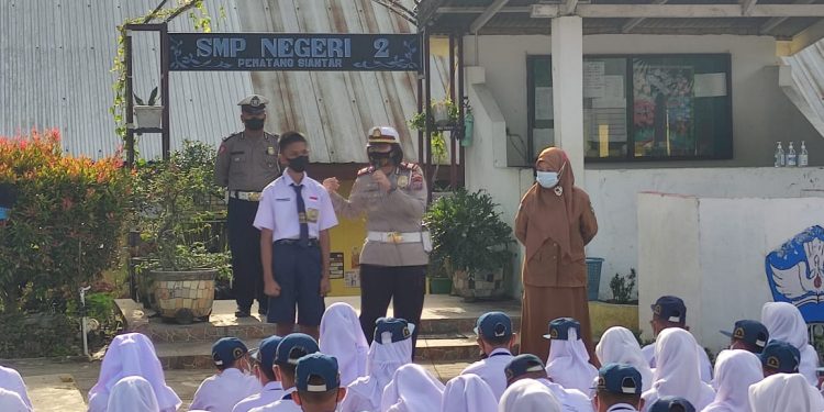 Kasatlantas Polres Pematangsiantar, AKP Relina Lumbangaol S.Sos saat berikan himbauan bagi siswa/i SMPN 2 Pematangsiantar, Senin (18/4).
