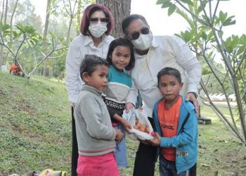 Bupati Dairi, Dr. Eddy KA Berutu bersama Isteri saat sapa anak anak pada lomba mewarnai dan cerita telur paskah, Minggu (17/4).